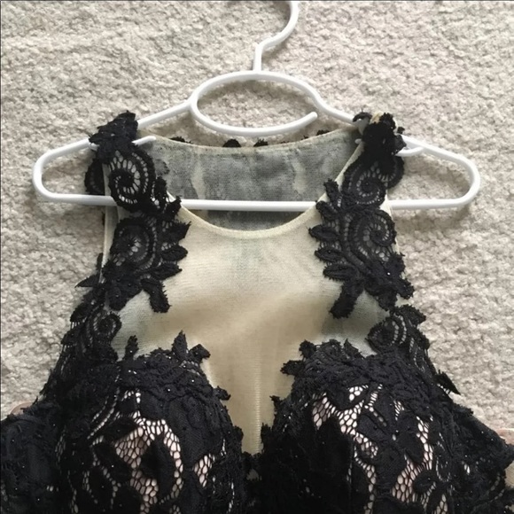 Lace dress - Picture 3 of 4